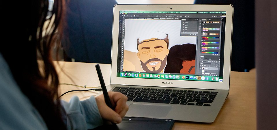 Foto på en liten animerad vit kanin i konstnärlig ljussättning i dova bruna nyanser.