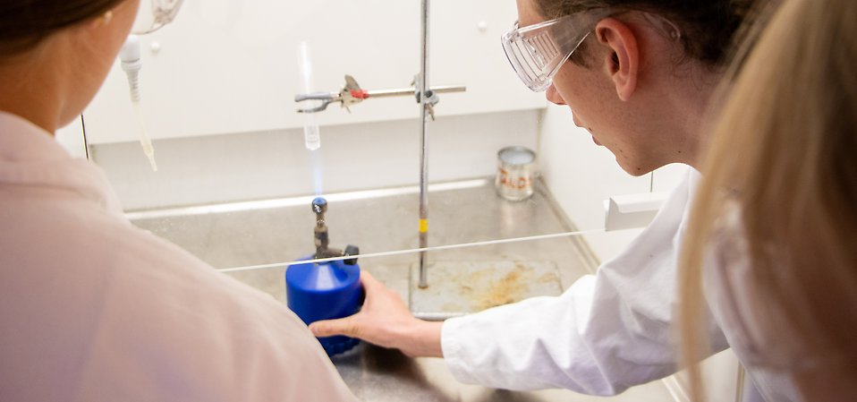 Elev tittar på ett laborationsmoment där det blossar upp ur en gasolbrännare.