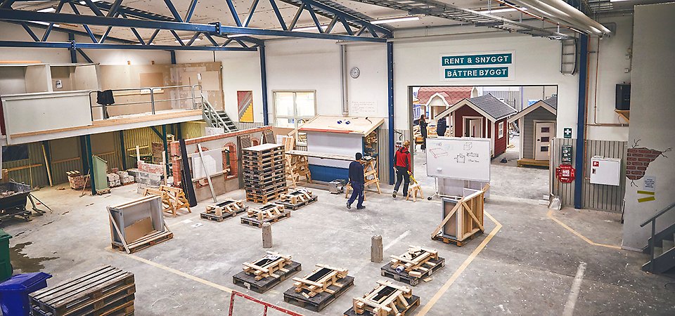 En överblicksbild på skolans bygghall, där eleverna har sina lektioner.